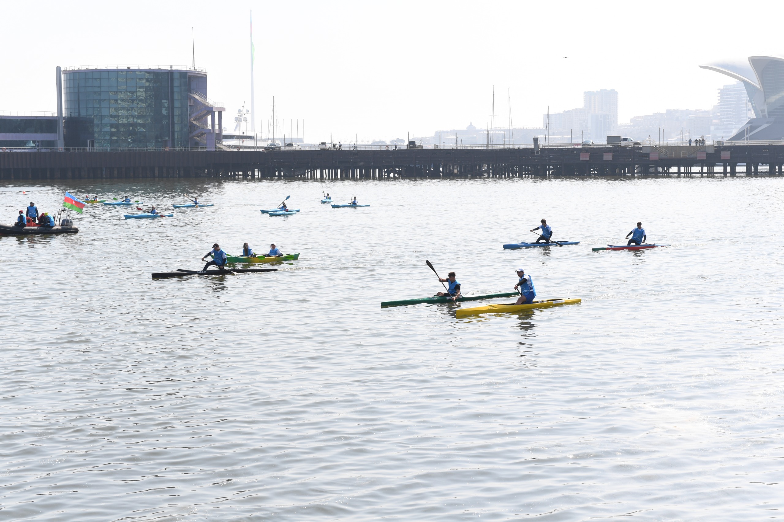 Bakıda Xəzərin suları avarçəkmə və yelkənli qayıqlarla bəzəndi (FOTO)